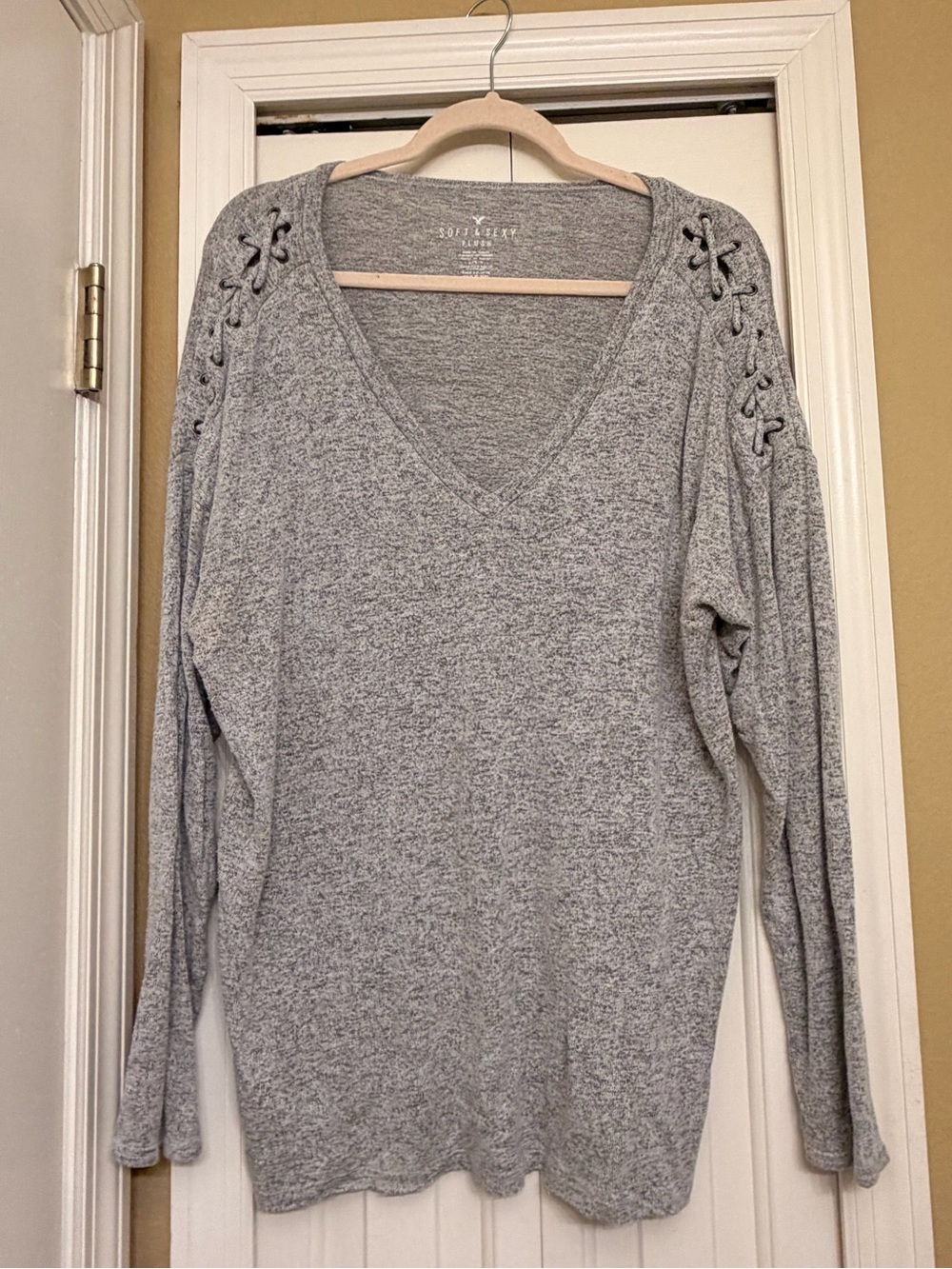 American Eagle Soft & Sexy Gray Knit Sweater Size L